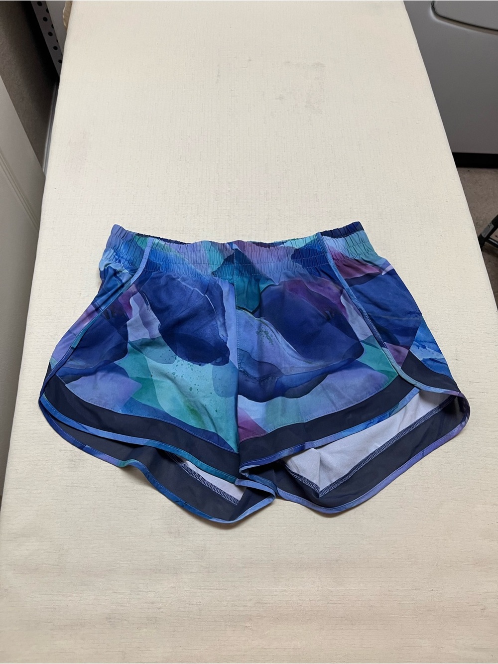Athleta S Mesh Racer Run 4” shorts - Picture 3 of 15